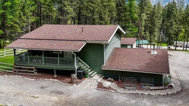 Well-kept 3-bed with Glen Lake views and shop space 11 of 16