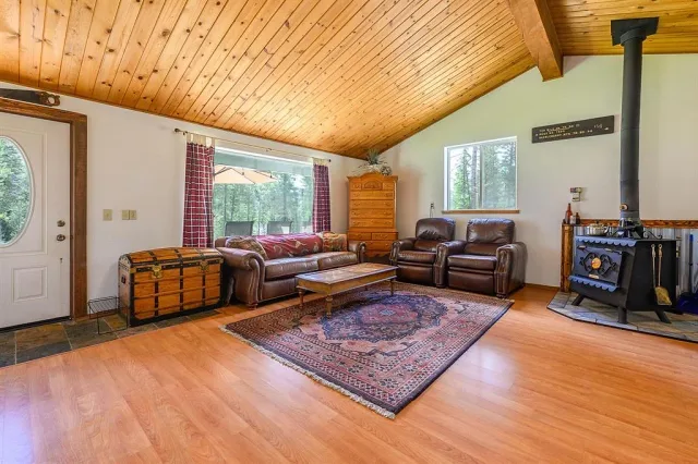Well-kept 3-bed with Glen Lake views and shop space 14 of 16