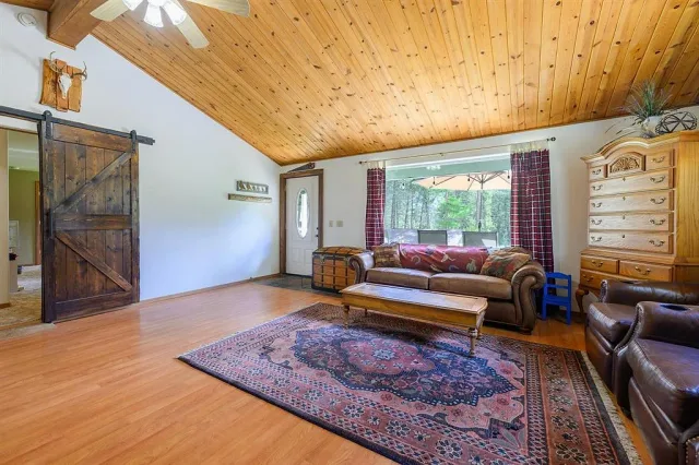 Well-kept 3-bed with Glen Lake views and shop space 15 of 16