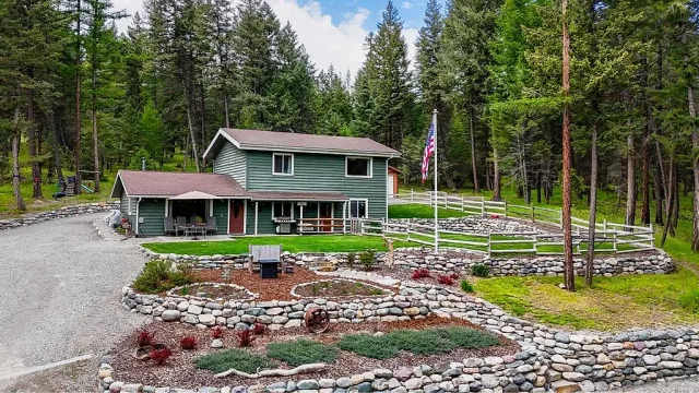 Well-kept 3-bed with Glen Lake views and shop space 5 of 16