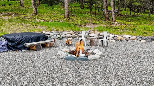 Well-kept 3-bed with Glen Lake views and shop space 6 of 16