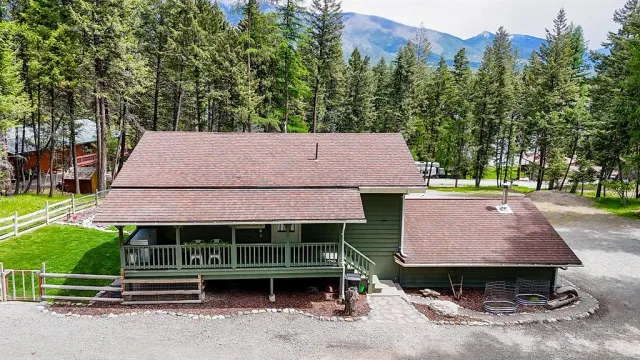 Well-kept 3-bed with Glen Lake views and shop space 9 of 16